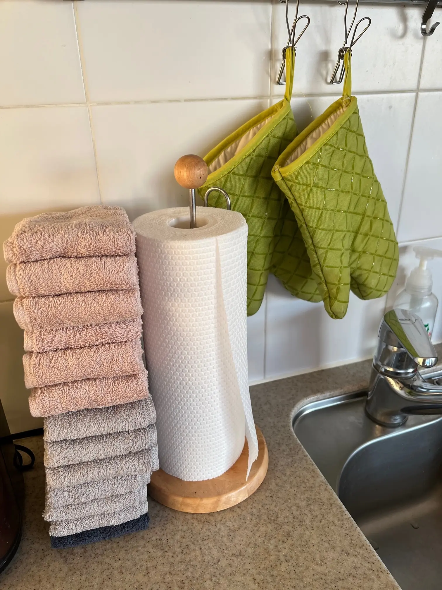 キッチンの脇と洗面所にハンドタオルをドーンと積み上げ、手が濡れるたびに乾いたタオルを次々に使うように。