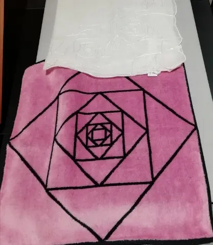 薔薇の刺繍ハンカチ(白)と薔薇模様のハンカチタオル(ピンク)