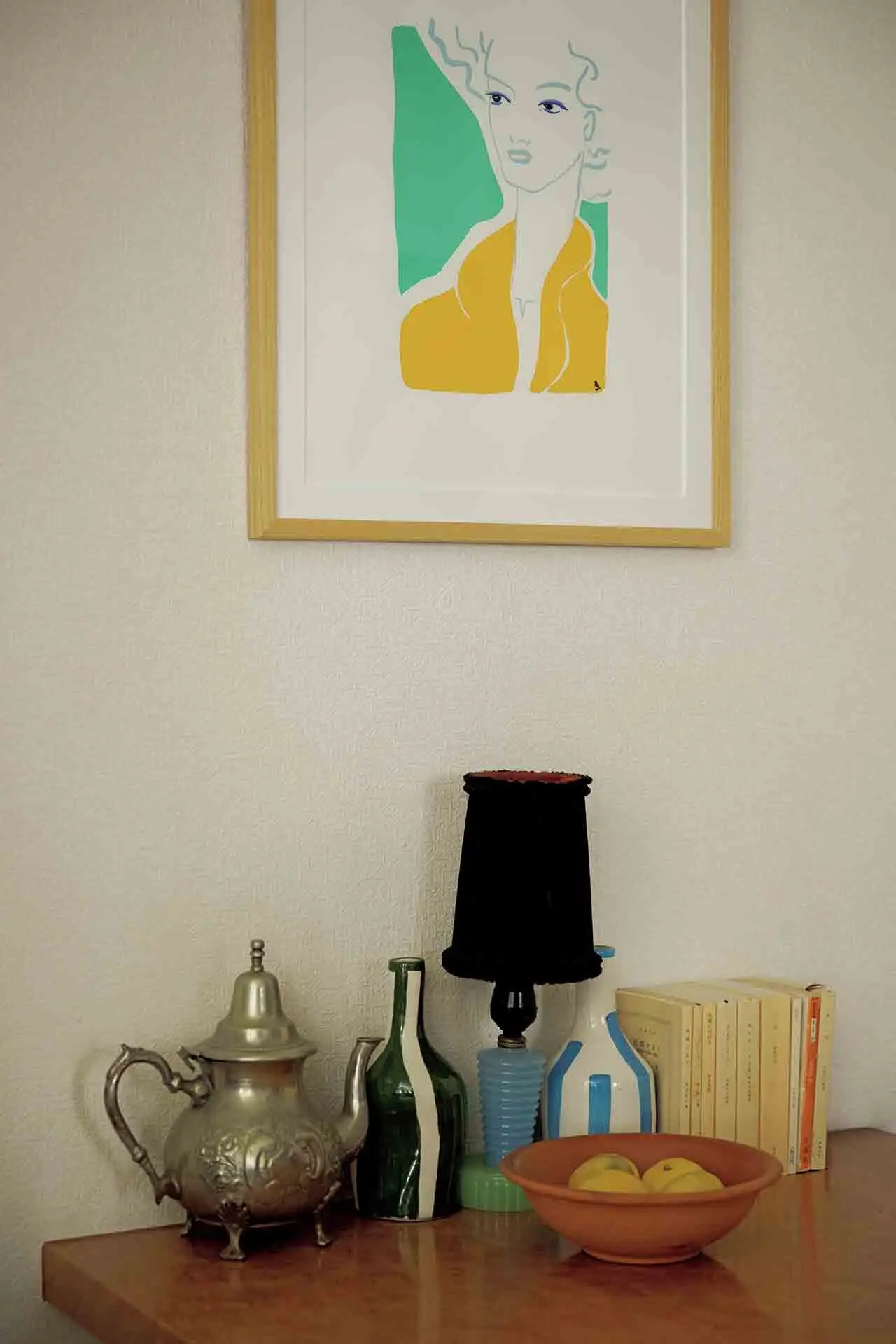 キッチンにもテーブルが。壁のアートはポーランド人の友人の作品