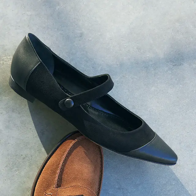 甲ストラップで履きやすい“メリージェーン”の「ピナフラット」。スエードとレザーの異素材コンビがクラシカル。靴（1）￥128,700