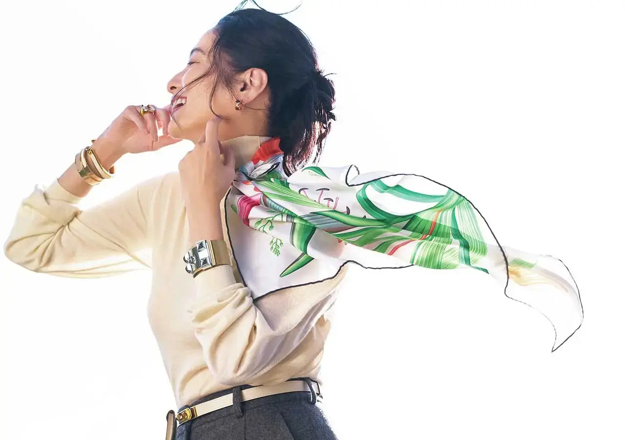 年末のイベントシーンに華やかさをプラス！「エルメス」のスカーフを首元のアクセントに