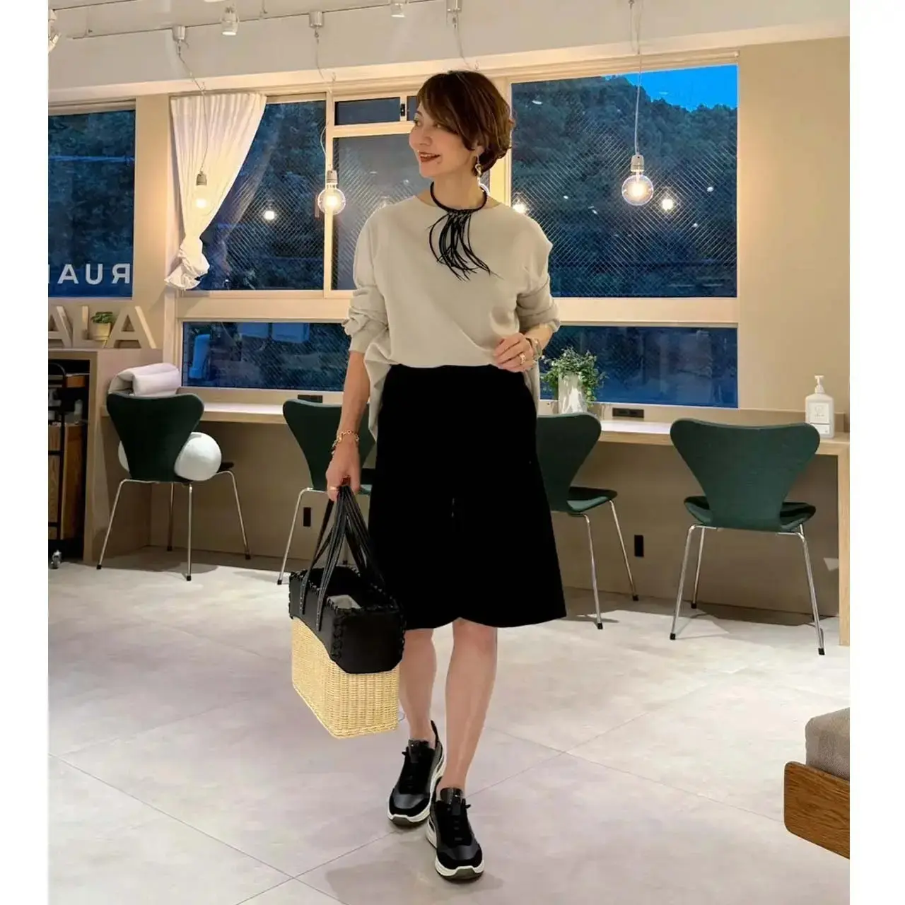 【50代 秋のスニーカーコーデ10選】コーディネートになじみやすい!季節の変わり目の足元のおしゃれ