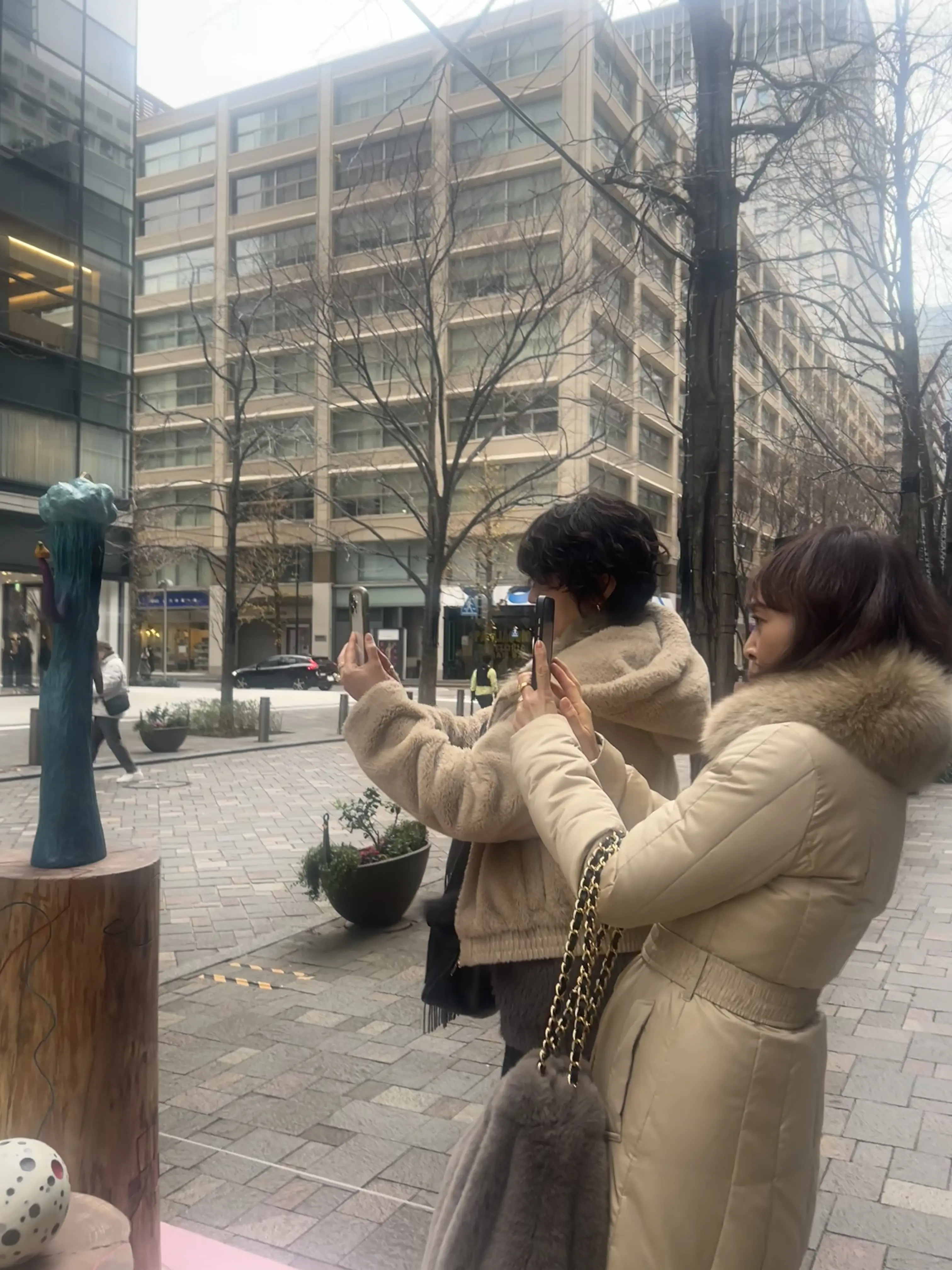 気になる腰回りをカモフラージュ。サスペンダー付きデニムをはいて丸の内ランチ。_1_14-3