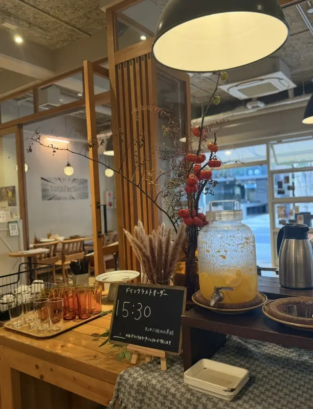 ネイビー×ブラウンで秋色コーデ。神戸おしゃれな空間に包まれるしあわせ_1_8