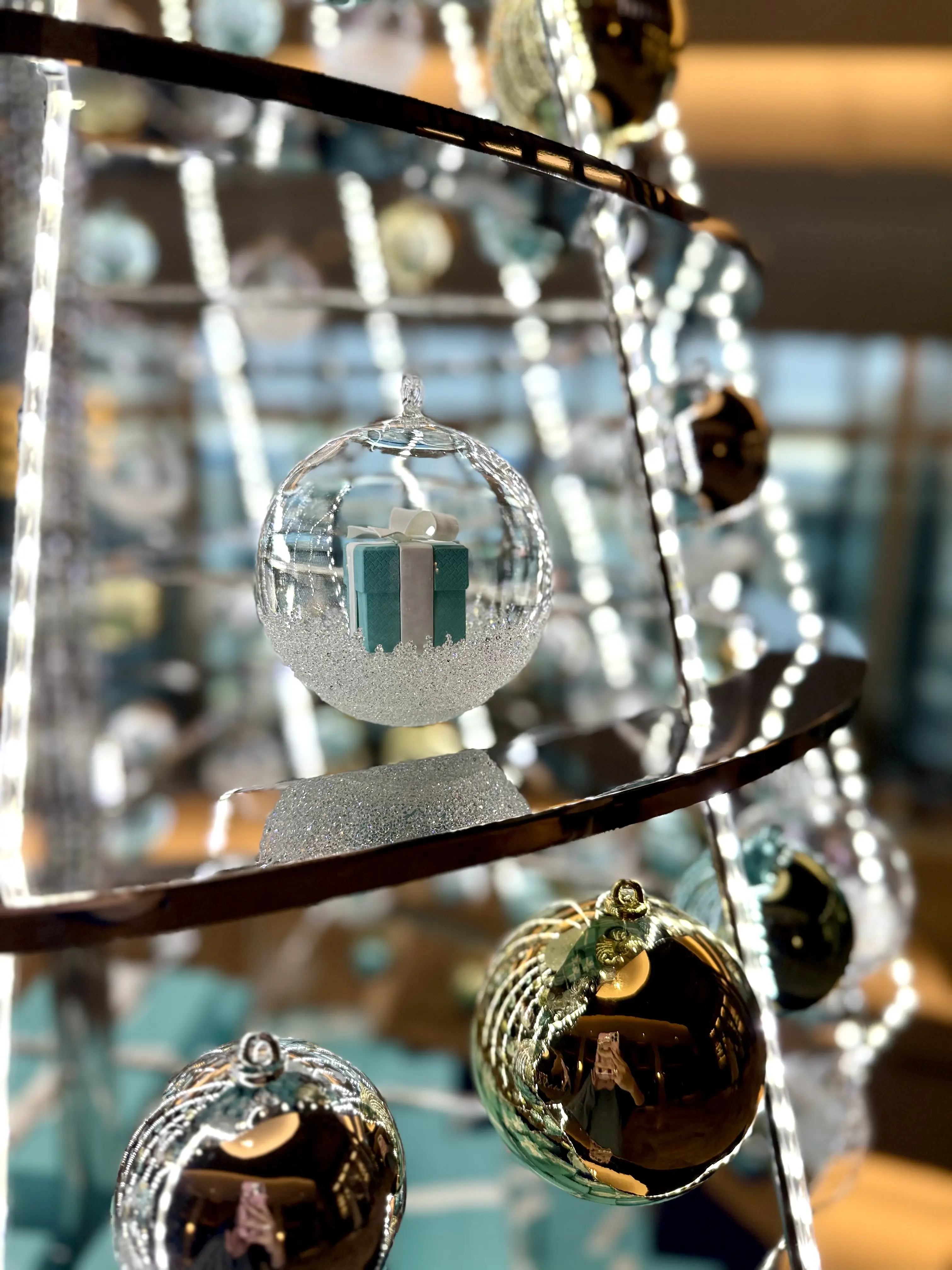 大阪　ウォルドーフ・アストリア大阪　ティファニーコラボ　クリスマス　クリスマスツリー　ピーコックアレー　ティファニー　ティファニーツリー　ティファニーブルー　クリスマスツリー　ZARA デニムワンピース　デニムミディワンピース　　