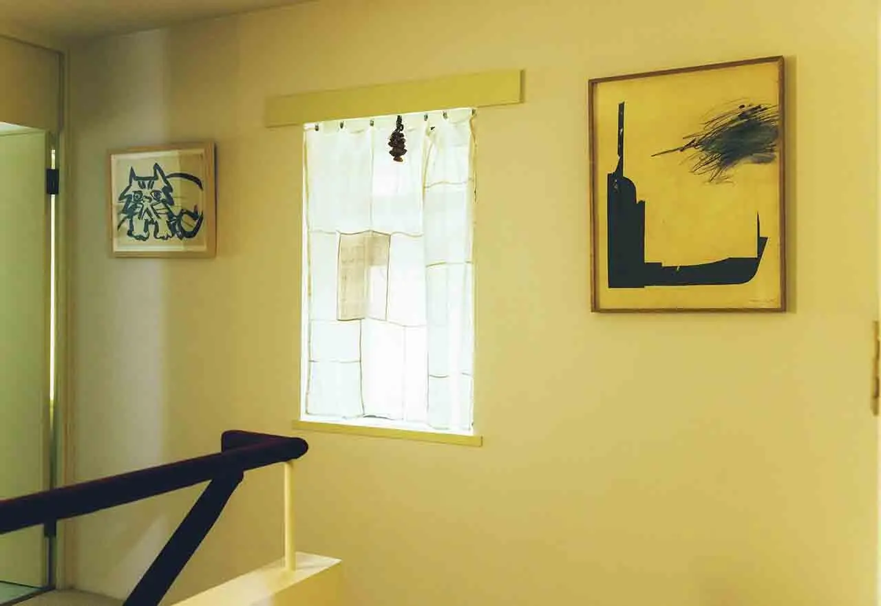 階段の手すりは、オリジナルに近い赤紫色のベルベット生地に張り替えた。壁にはオーガミノリのアートが