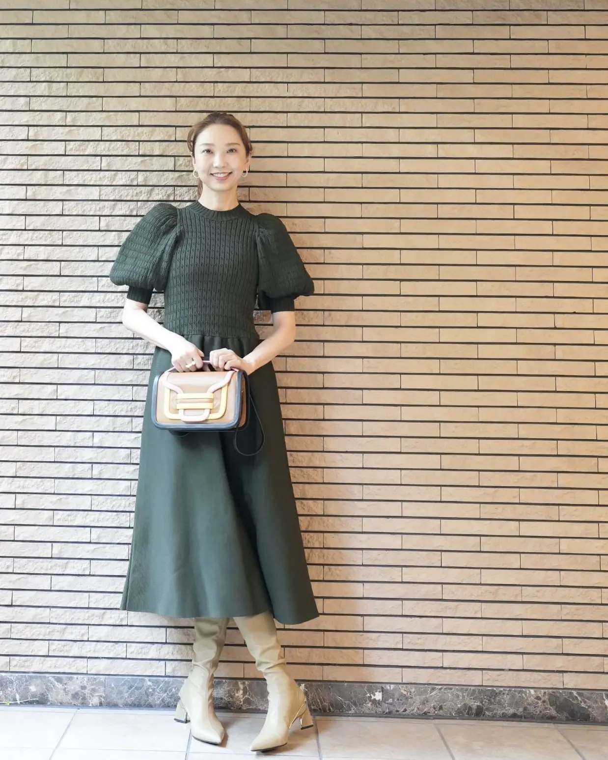 秋の陽だまりに大人可愛いモスグリーンワンピース💚✨_1_2