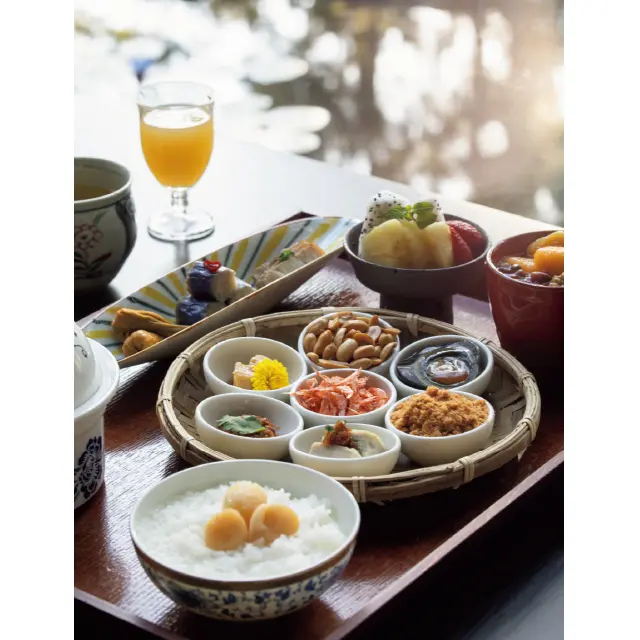 彩り鮮やかな朝食の台湾がゆセット