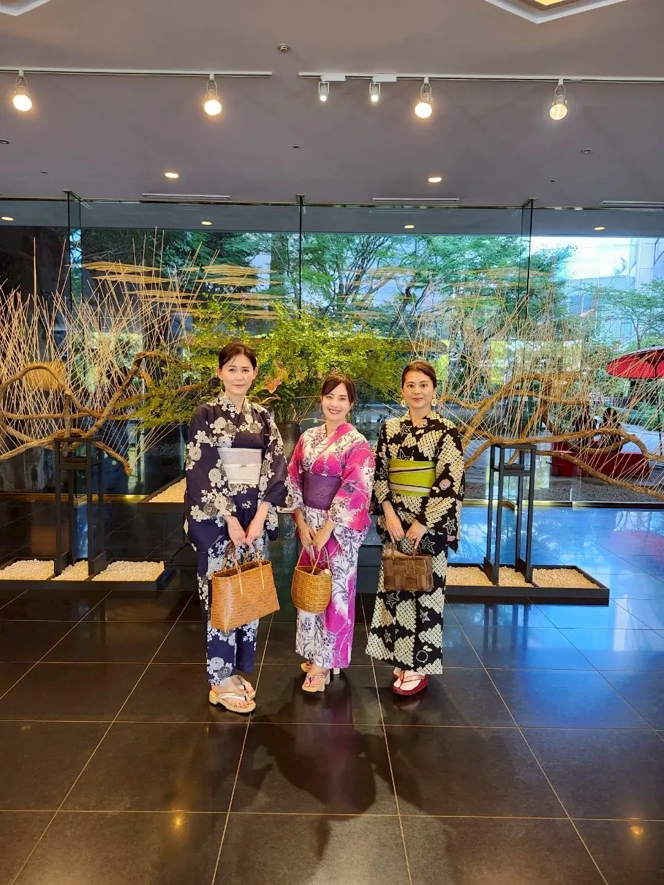 雅叙園エントランス正面の生花を背景にした浴衣姿。