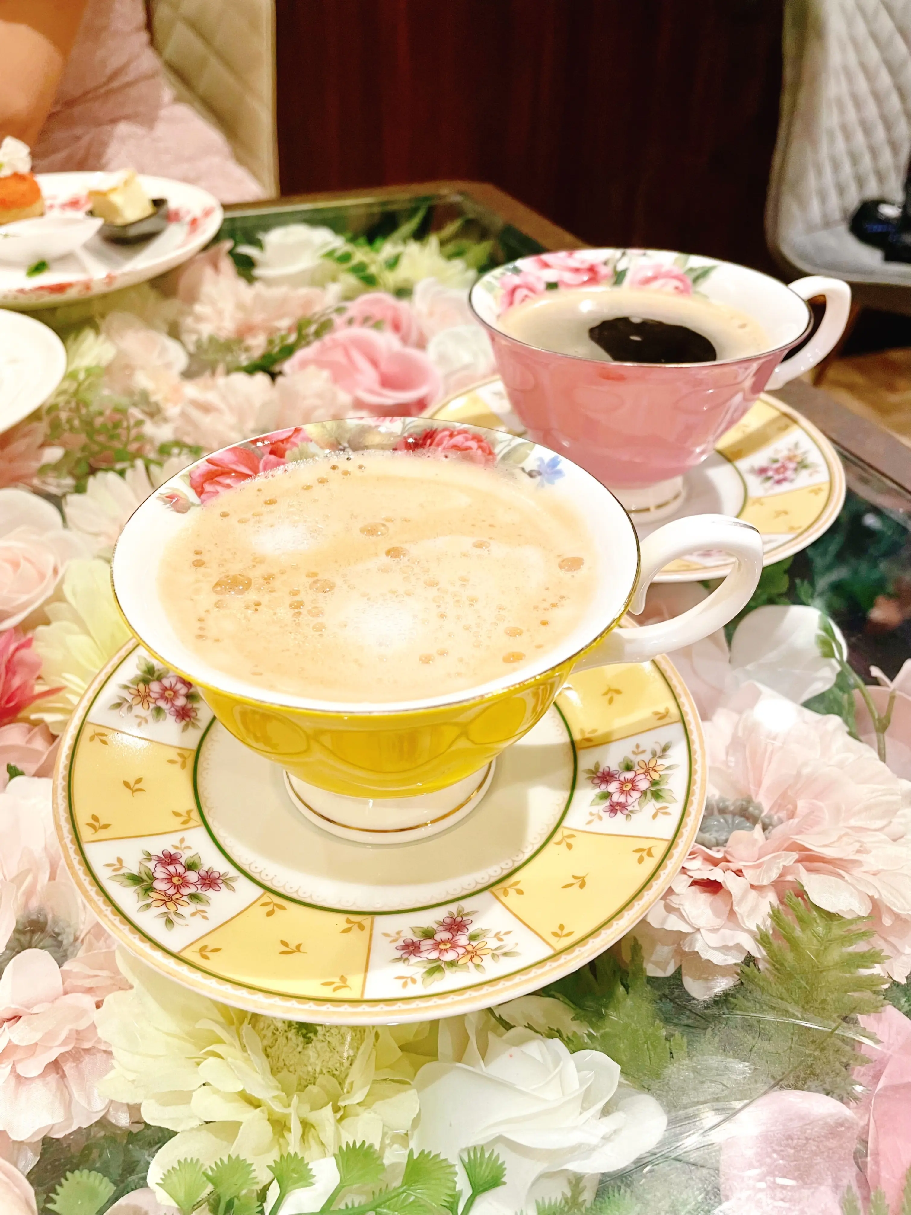 Afternoon Flower Lounge Tea Bloomy 銀座店、Tea Bloomy 銀座店、 アフタヌーンティー フラワーラウンジ ティーブルーミー、アフタヌーンティー、お花のアフタヌーンティー、アジアンフラワー、アジアンフラワーアフタヌーンティー、 、アジアン、アジアンテイスト、アジアンインテリア、お花のテーブル、コーヒー、カフェラテ、可愛いカップ、お花のカップ、可愛いカップ&amp;ソーサー、コーヒーカップセット、飲み放題、フリードリンク、ドリンクブュッフェ、ピンクのカップセット、黄色のカップセット、選べるカップ