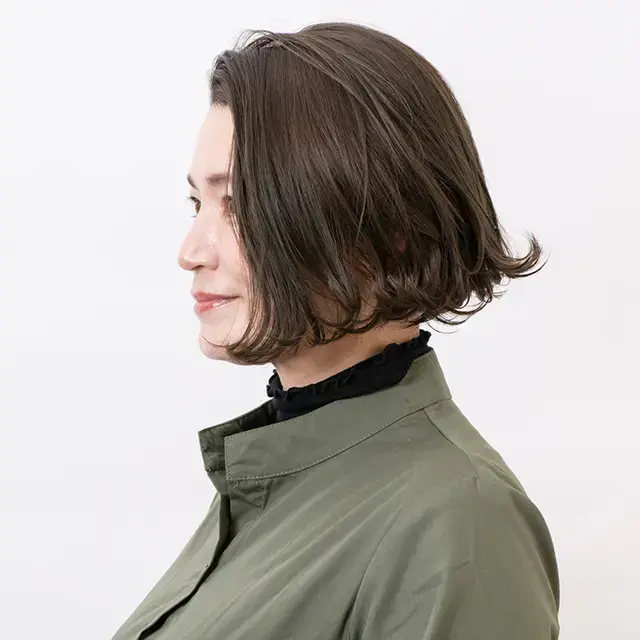 肌の透明感と明るさを際立たせる、大人の肌映えボブ【50代髪型・ヘアスタイル】