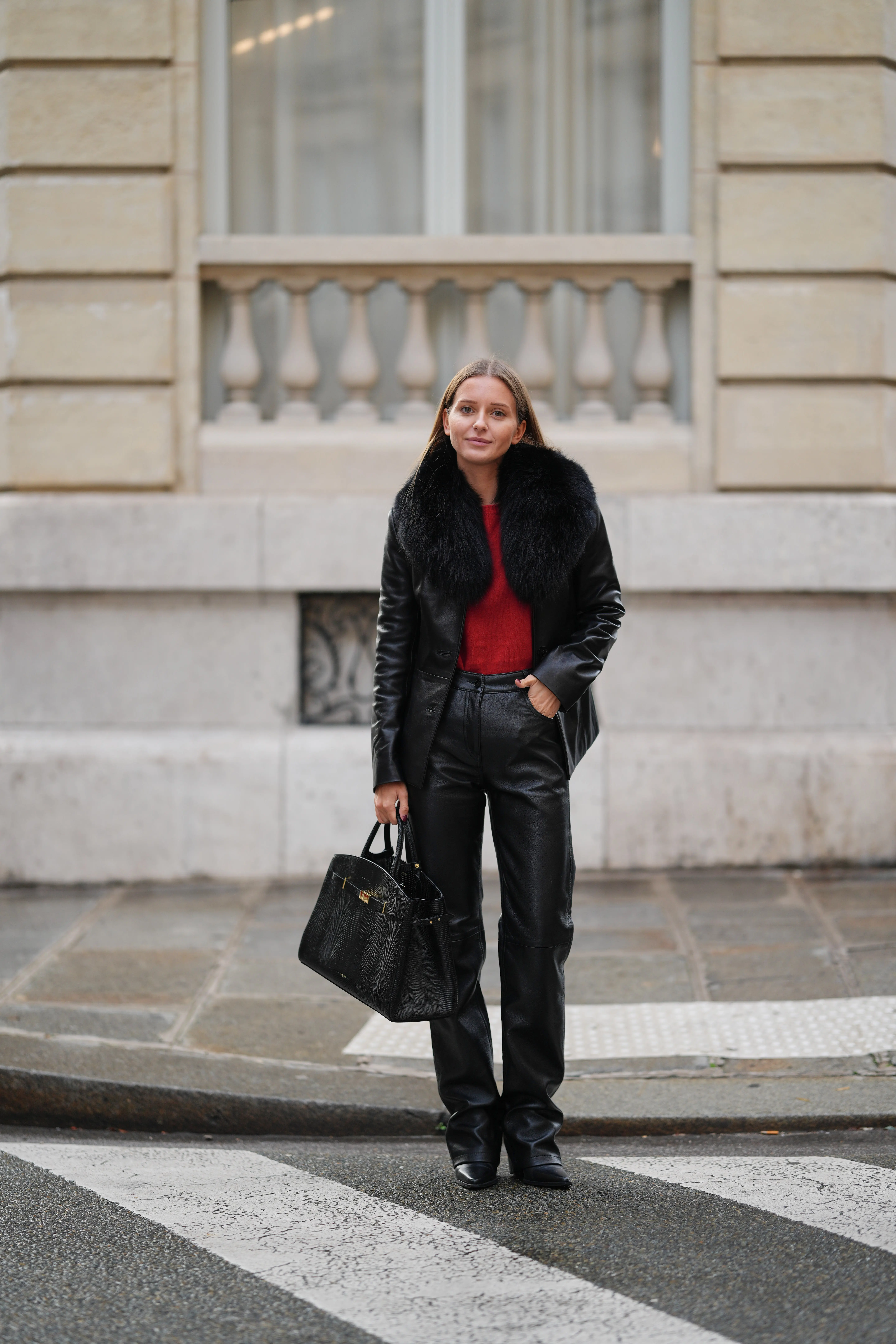 ファッションスナップ　黒コーデ　赤ニット　配色