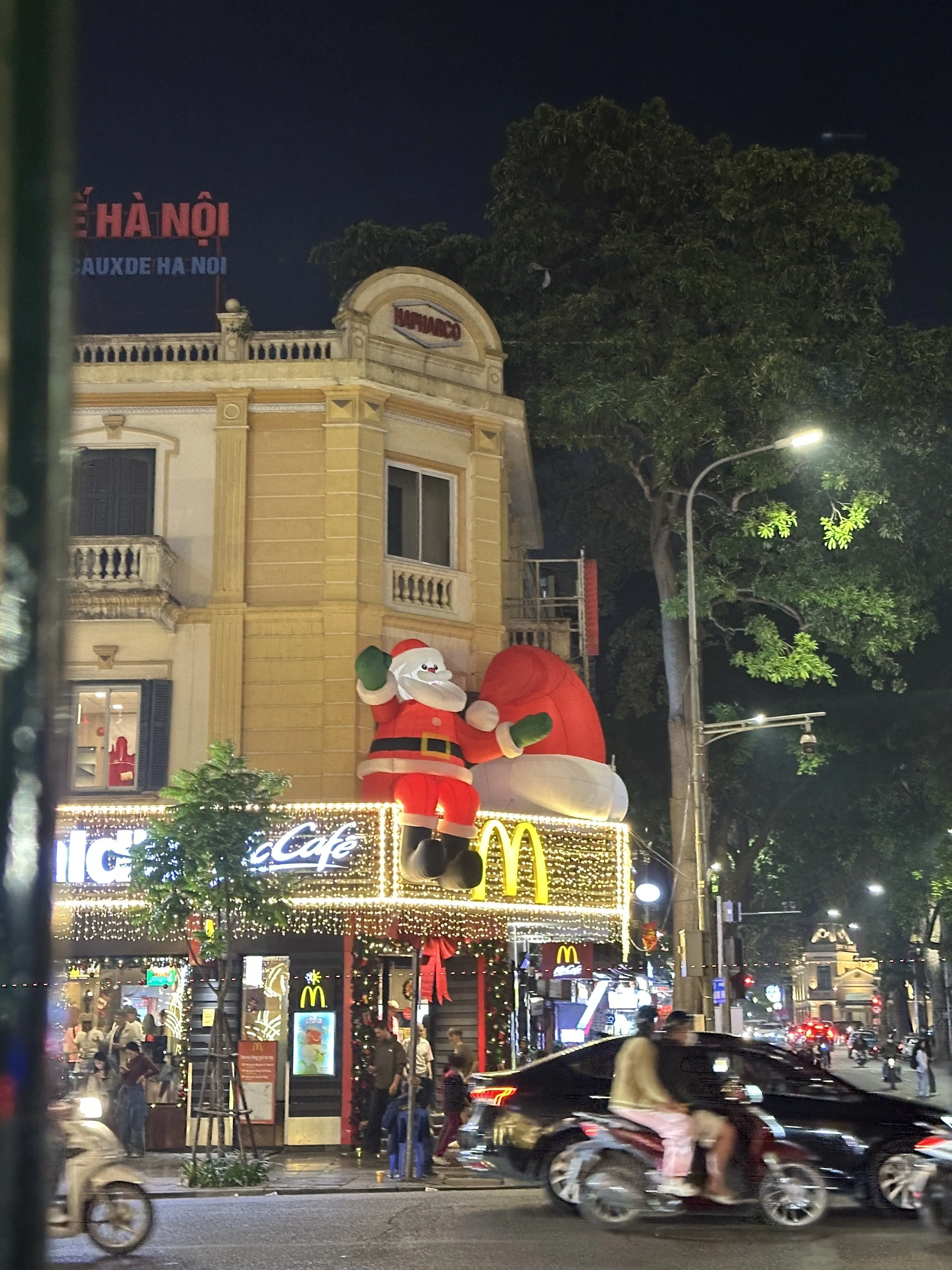 マクドナルド　サンタ　ハノイ