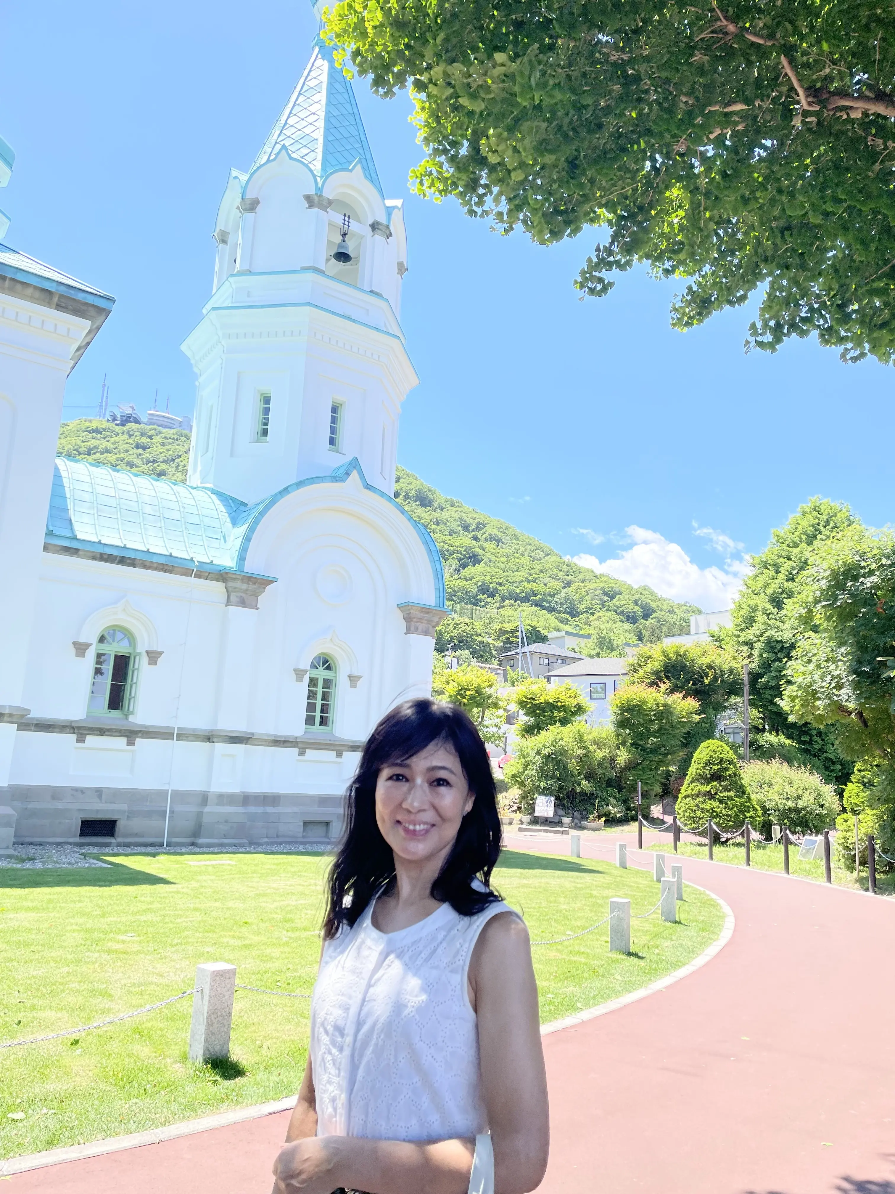 函館ハリストス正教会、北海道、函館、白、ワンピース、白ワンピ、白いワンピース、レース、レース柄、ノースリーブ、セミロング、夏、初夏、観光、教会、綺麗、素敵、晴れ、晴天、芝生、楽しい、名所、有名、キリスト教、観光名所、嬉しい、幸せ