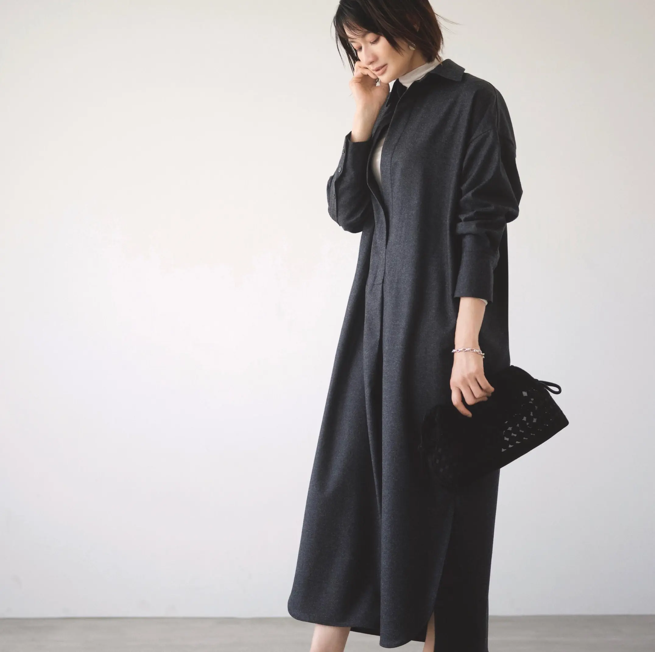 シャツワンピースの中にハイネックトップスを仕込んで、モノトーン