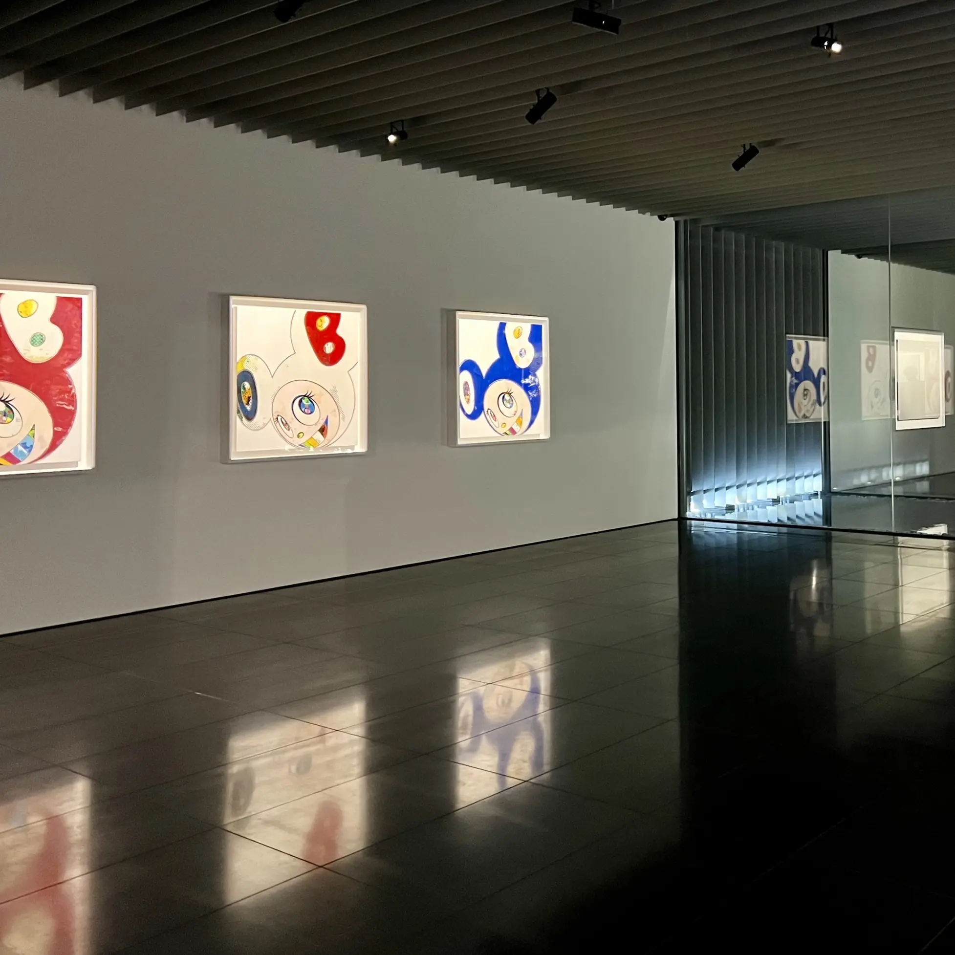 美術館「COMICO ART MUSEUM YUFUIN」の館内　村上隆氏と杉本博司氏の作品