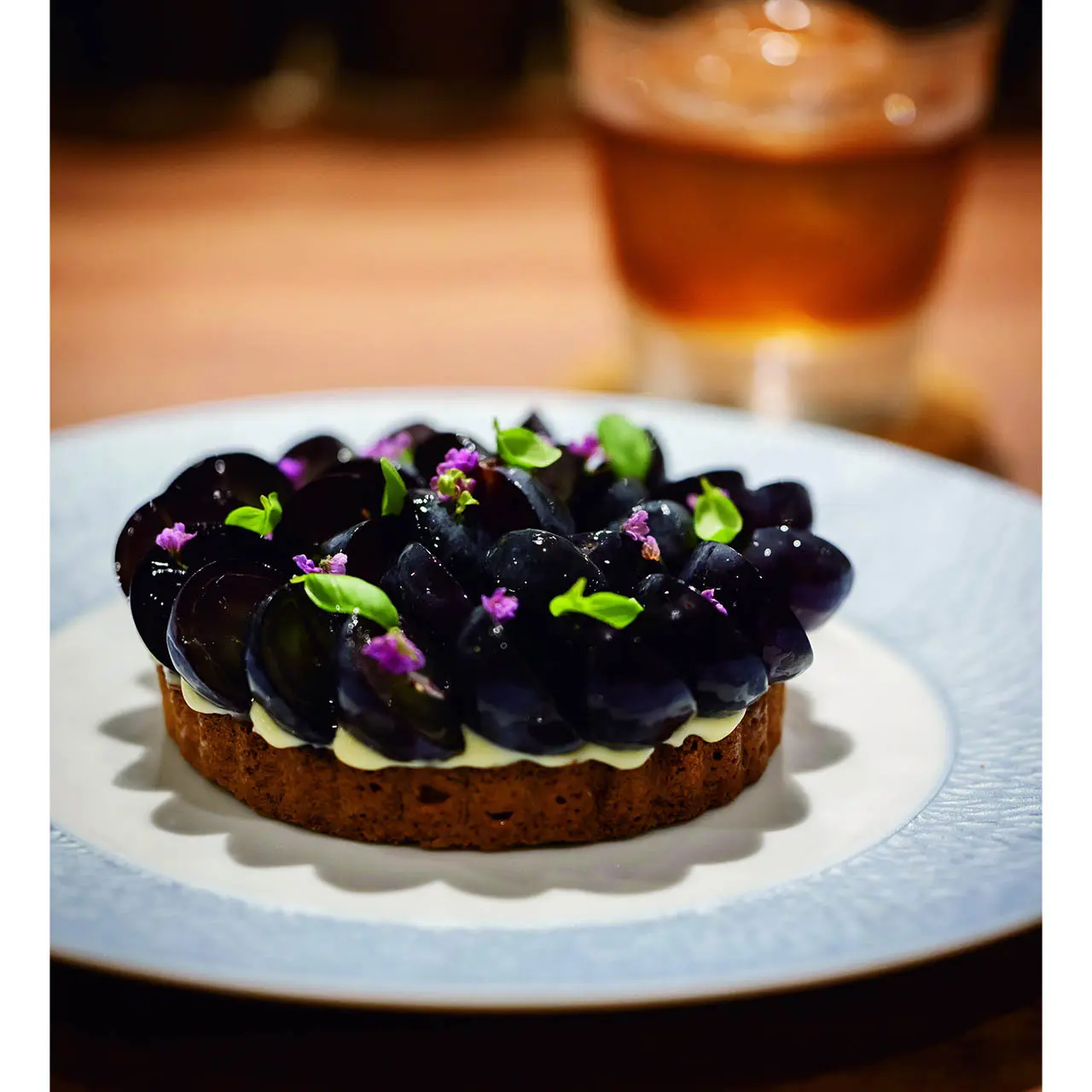 バジルの新芽と穂紫蘇のトッピン グがぶどうの新たなおいしさを引き 出す「ぶどうのタルト」￥2,700（～ 10月末ごろ）　