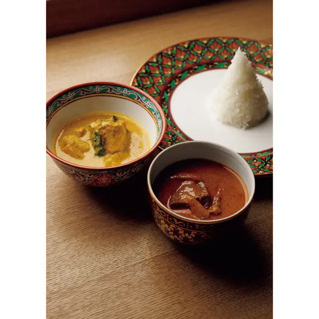 イエローカレー マッサマンカレー」こしょうの葉の香りが華やかな鶏のイエローカレーと、スパイシーで甘酸っぱい牛のマッサマンカレー