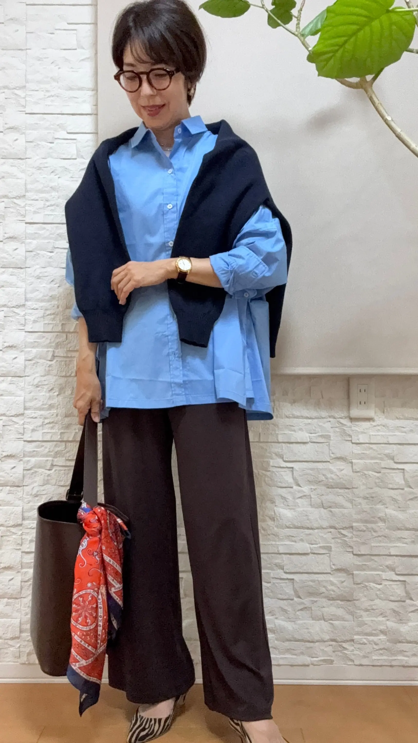 UNIQLOバック　スカーフコーデ　アラフィフファッション　ブラウンコーデ