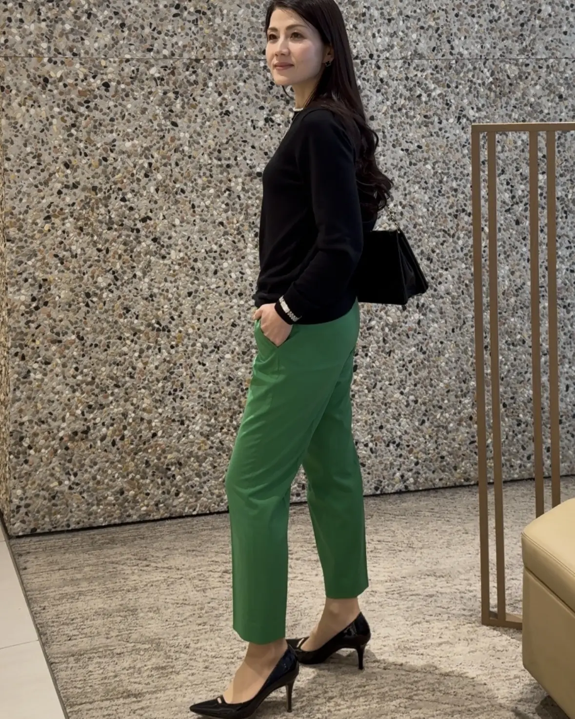 40代【無印良品】頼れる定番「黒ニット」でつくる、銀座カフェにも映える華やかパンツコーデ_1_6