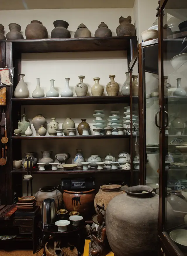 「店主の話を聞きながら、時代ごとに変わる器の形や素材、製法の変遷を追えるのも楽しいんですよ」(チェさん)