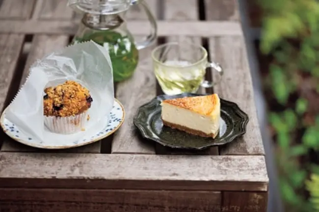 大人のひとり旅　京都　丹後　キコリ谷TERRACE　焼きたてキコリ谷マフィン￥380、キコリ谷チーズケー キ、ハーブティー 各￥480。お菓子やドリンクはテイクアウト可