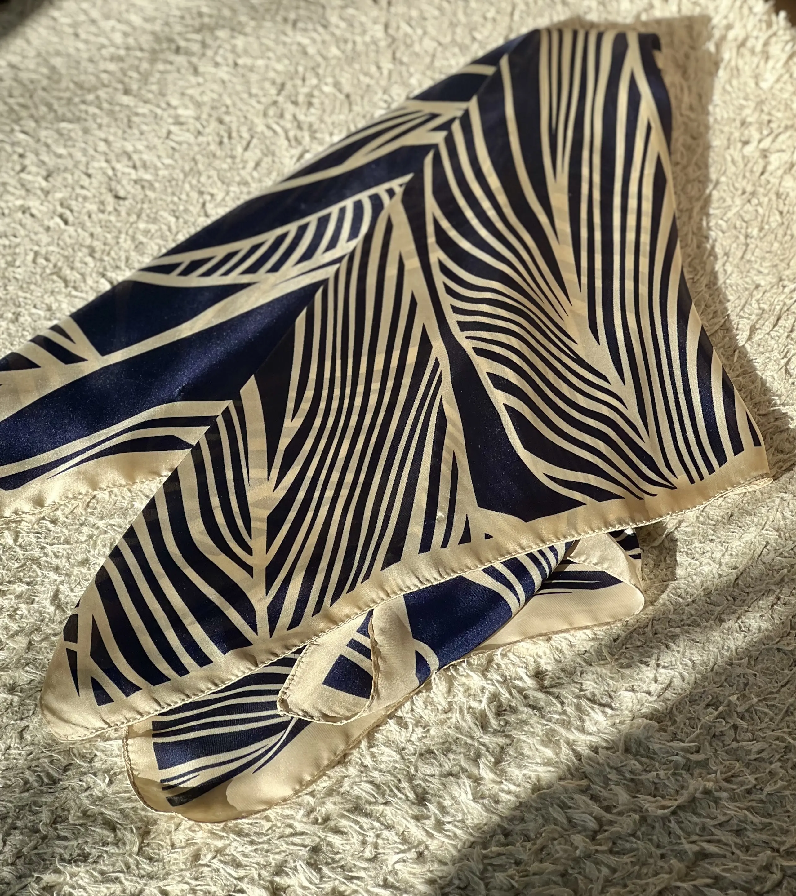 【おしゃれな40代・50代のスカーフコーデ】ショートヘアに華を添えるインパクトあるデザインやカラーが人気！_1_3