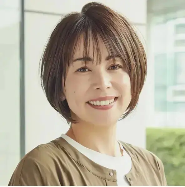 ふんわりとした分け目が若々しいショートヘア