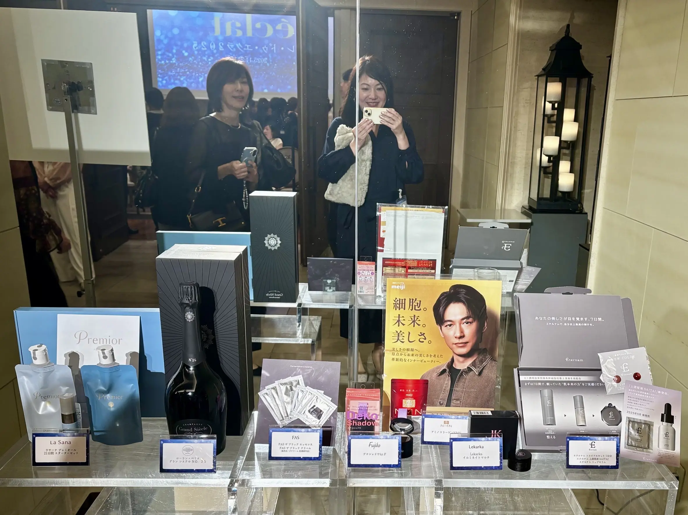 沢山のお土産と左側に写っているのはYUMIさん。