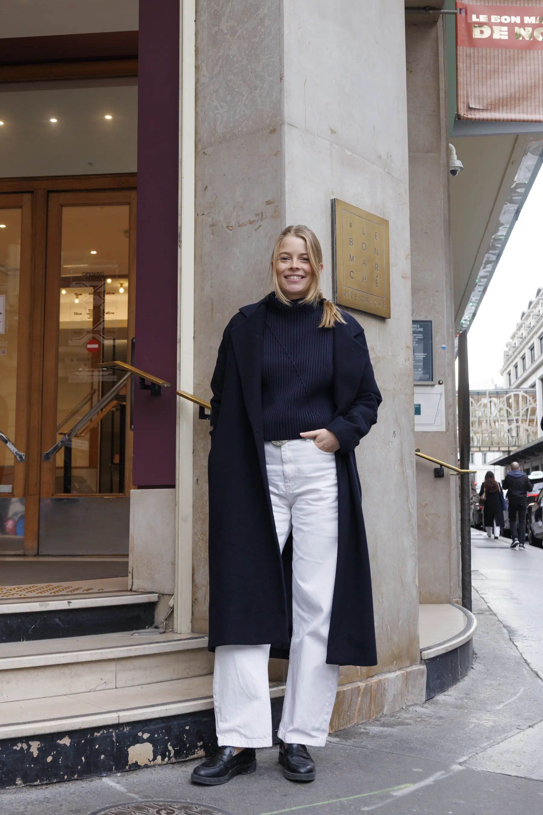 ファッションスナップ　ロングコート　ネイビー　白パンツ