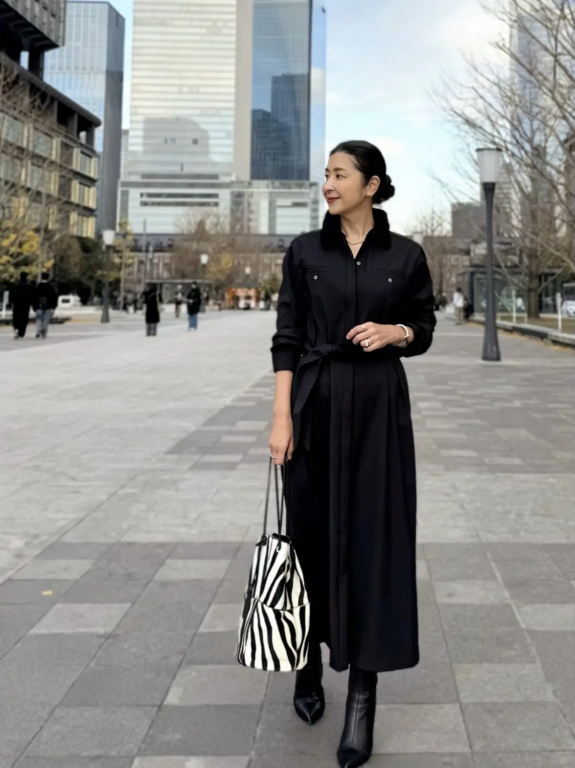 イーバイエクラ　黒ワンピース　着回し　50代ワンピースコーデ　アラフィフワンピースコーデ　ゼブラ柄バッグ