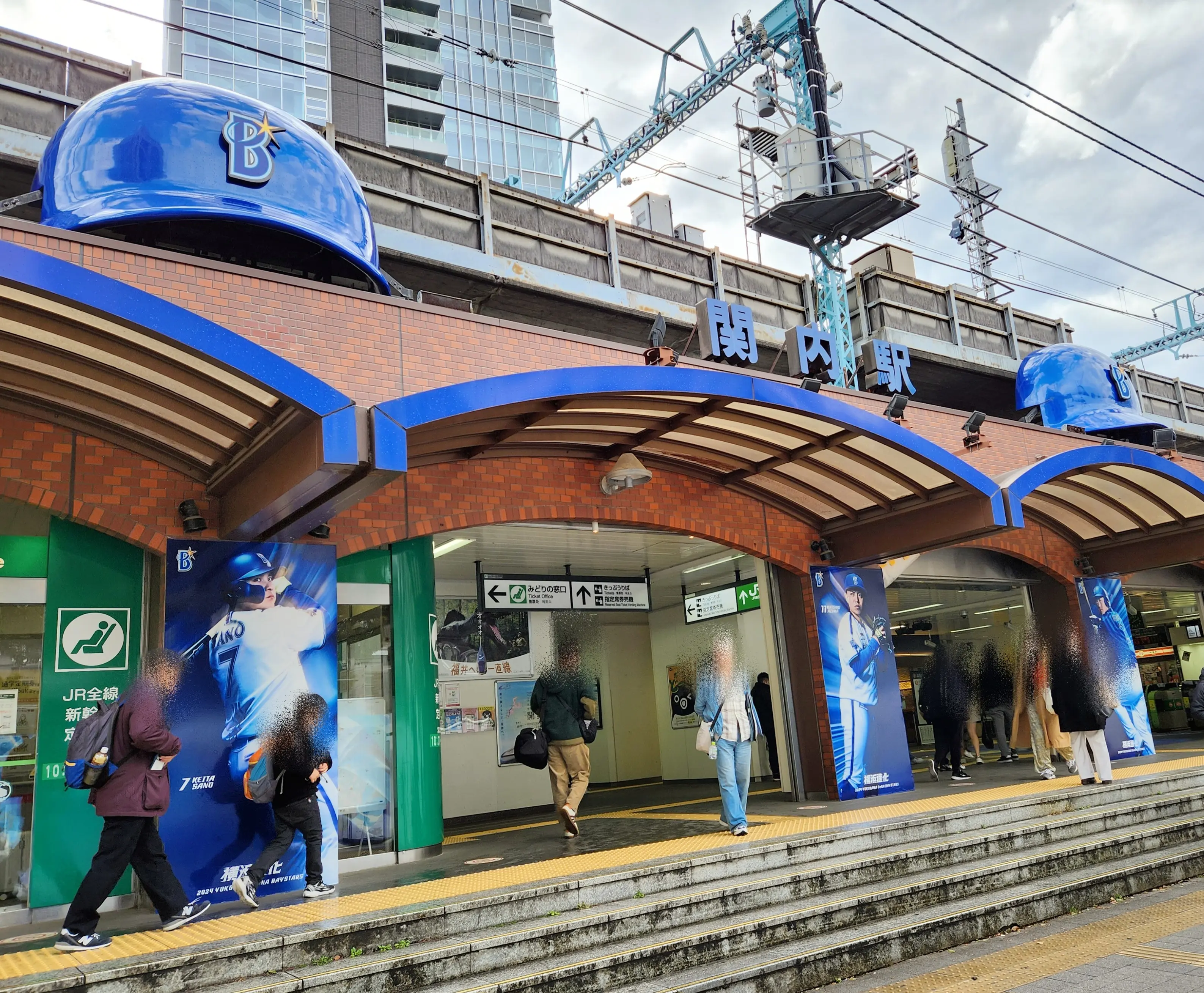 横浜スタジアムのある関内駅はこんな可愛いベイスターズ仕様になっています。