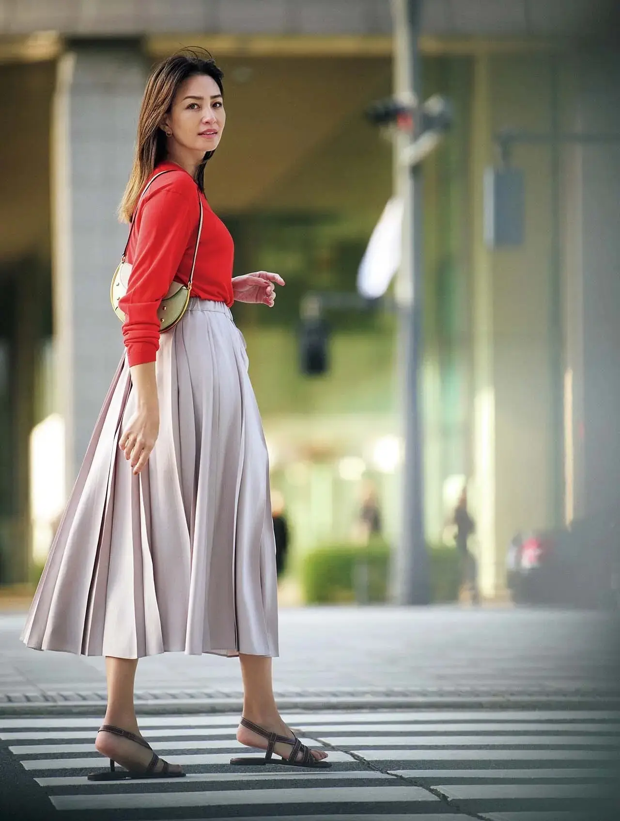 悠々と揺らめく贅沢なドレープでリュクスな光沢感がきわだつ