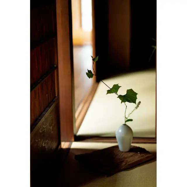 奥村さんが生けた花とともに、器の個性や魅力を楽しむことができる 