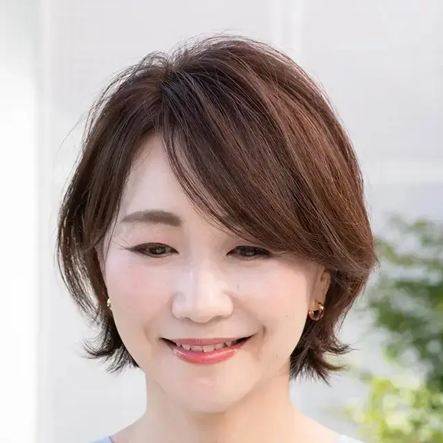 耳にかけるスタイリングが軽やかで爽やかなショートボブ