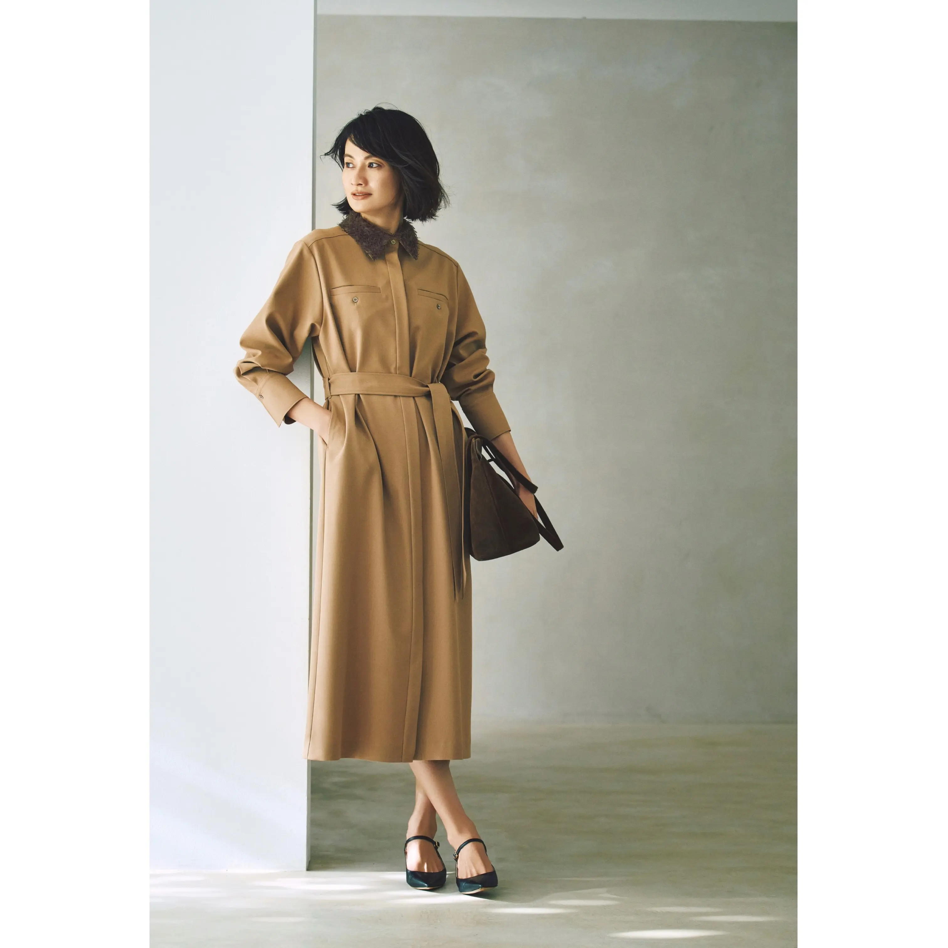 ブラウンのシャツワンピースにブラウンバッグを添えたコーディネート　モデル・渡辺佳子