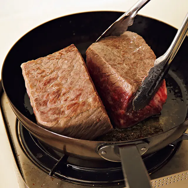 牛肉は半分ずつに切って焼くのがおすすめ。上手に火が入れられる。