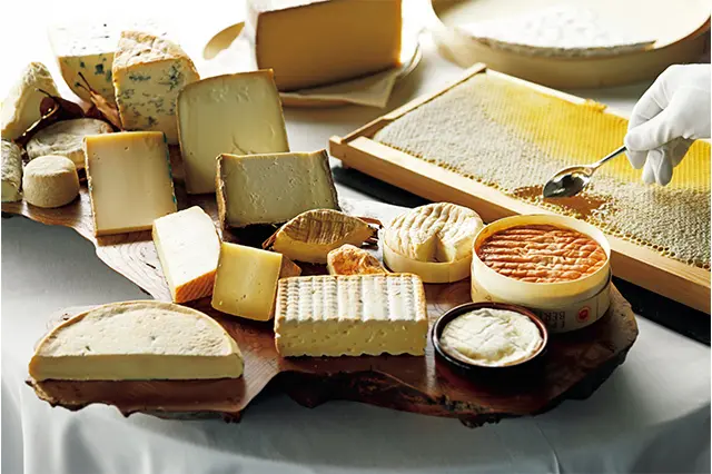 デザートの前に必ず圧巻のチーズプレートが登場する。