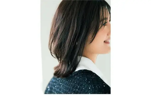 肩レングス×薄め前髪の“引き算へア”でエレガントな服も自分らしく【50代髪型・ヘアスタイル】