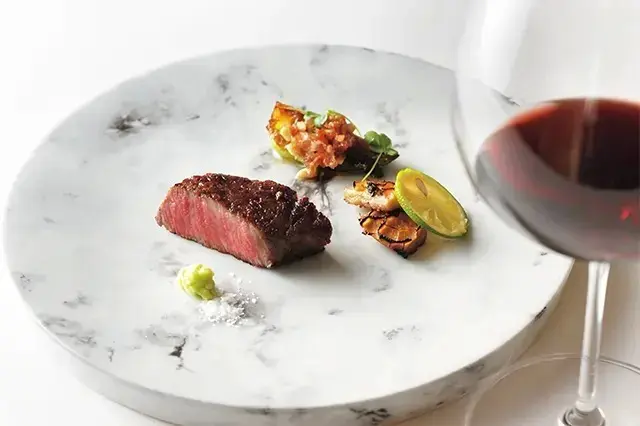 米沢牛のフィレを薪火でビステッカ風に。庄内花塩とわさびで。北イタリアのカベルネ・ソーヴィニヨンがぴったり