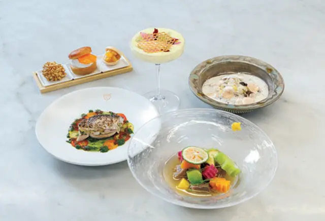 50代　ひとり旅　列車　或る列車　料理は3カ月ごとに替わ る。12月上旬からは冬メニューを提供　写真は秋のメニュー