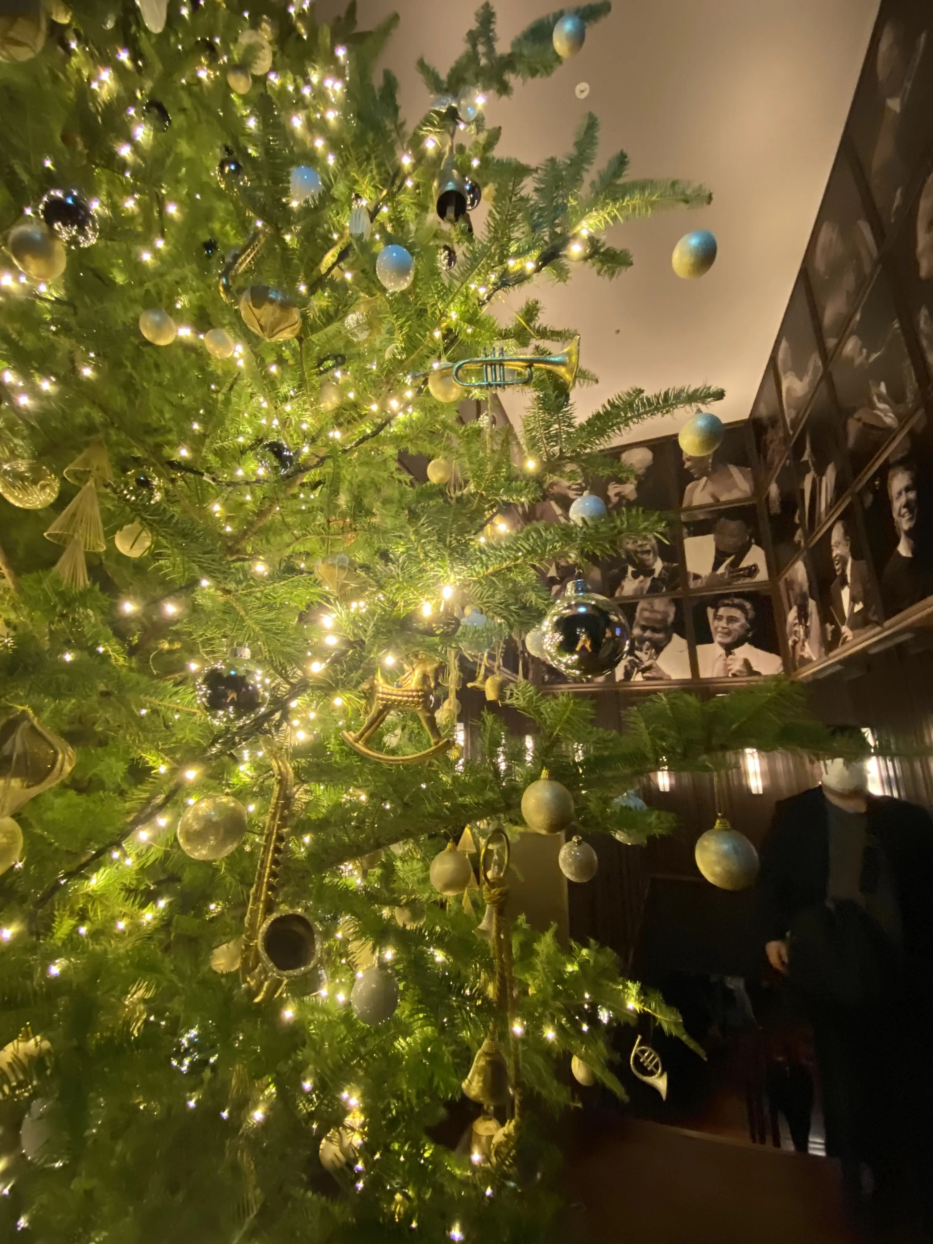 ブルーノート東京 クリスマスツリー｜ジャズをテーマにしたオーナメントが彩るフォトジェニックな装飾