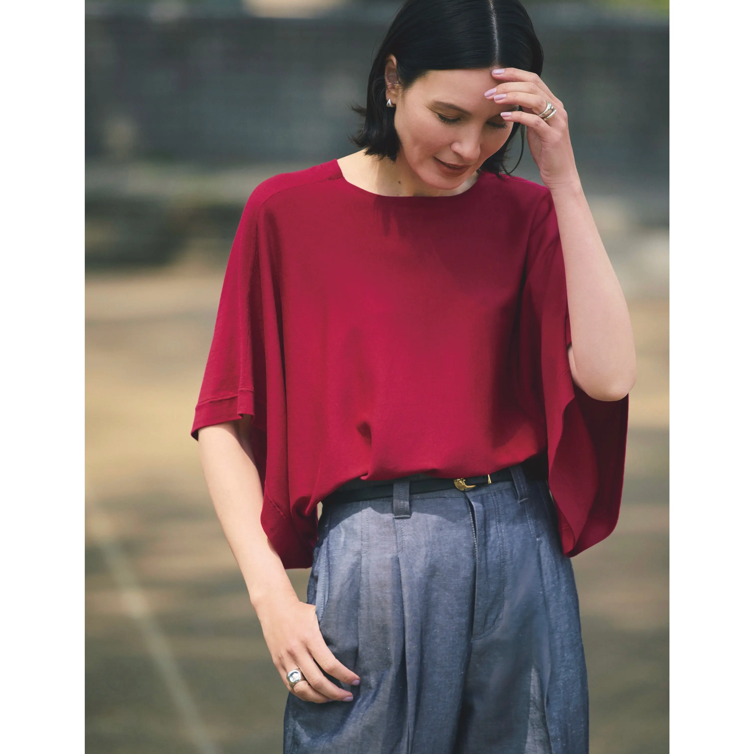 ワインレッドのカットソーにデニムパンツを合わせたコーディネート　モデル・田沢美亜
