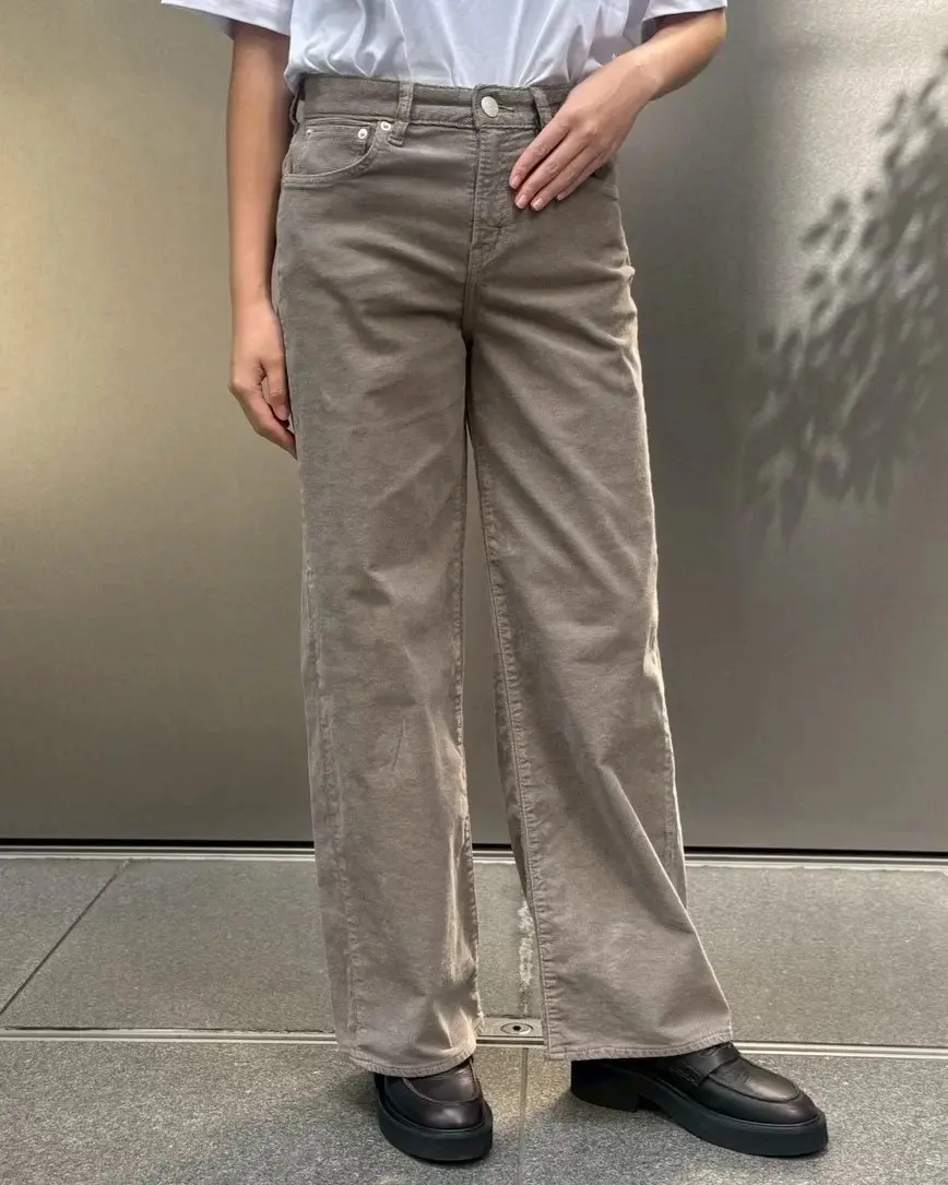 【50代パンツ】履くだけで旬の着こなしに。【レッドカード トーキョー】の「きれいめコーデュロイパンツ」_1_1