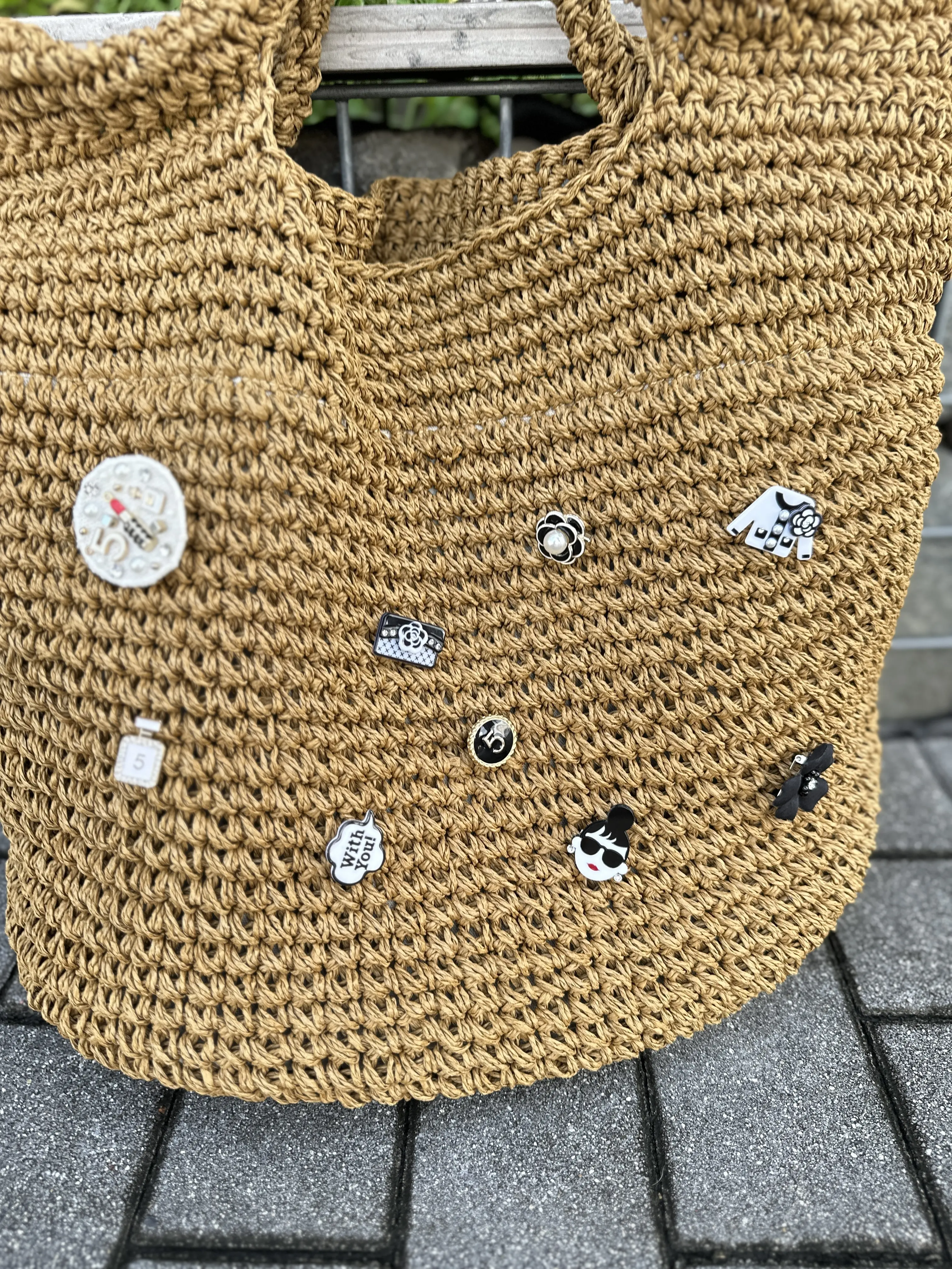 「黒トップス×デニム×カゴバッグ」夏のはじまりに着たいリラックスモードコーデ_1_3