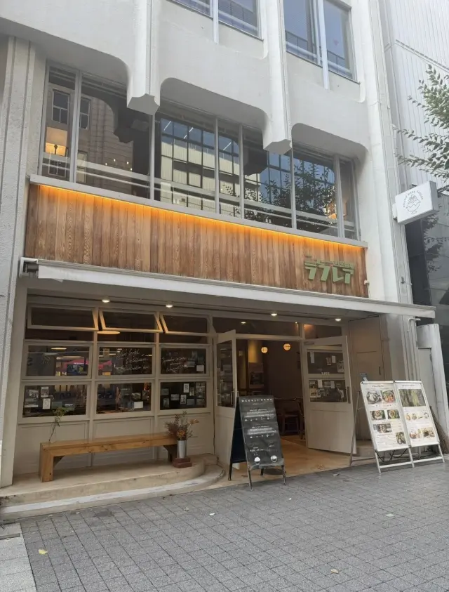 ネイビー×ブラウンで秋色コーデ。神戸おしゃれな空間に包まれるしあわせ_1_2