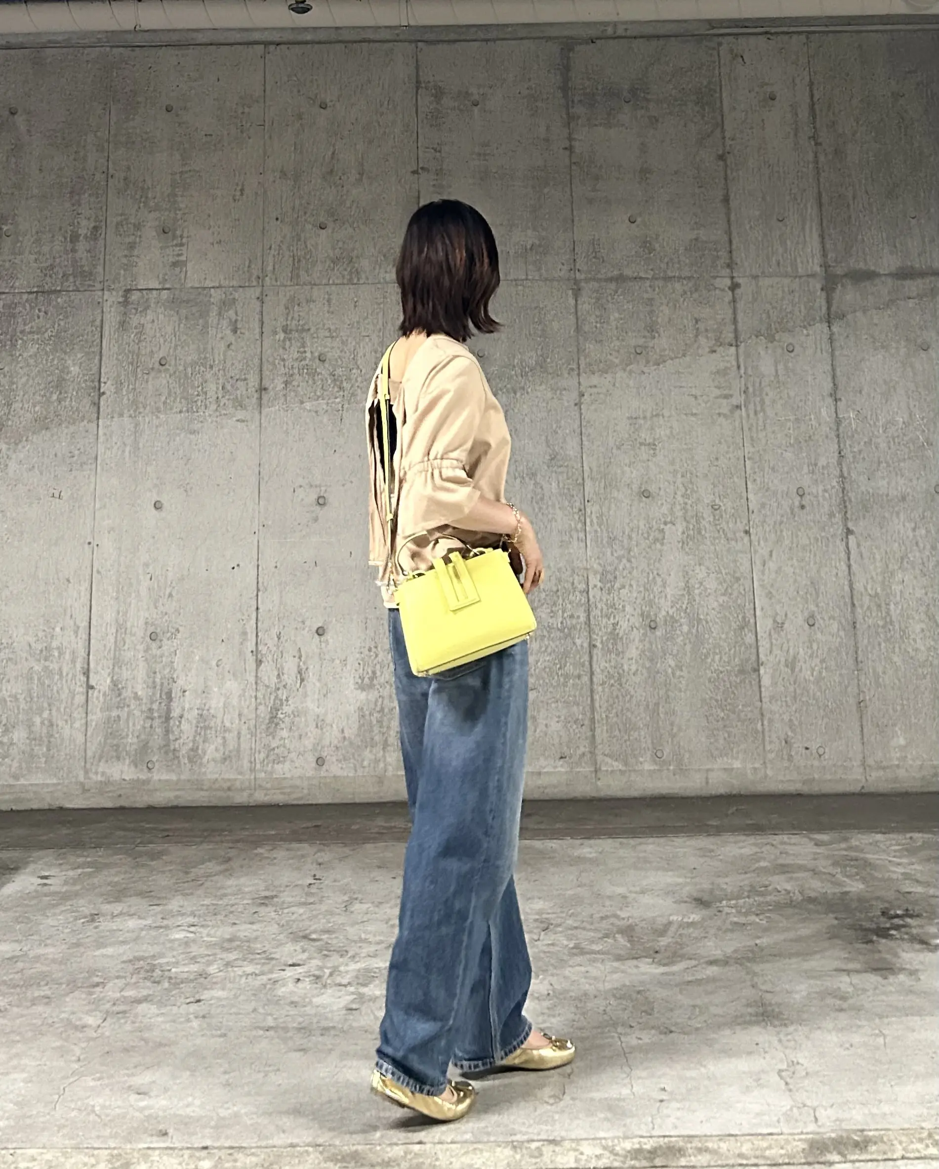 ワンウォッシュのワイドデニムにバックシャンなtopsで可愛らしく。_1_3