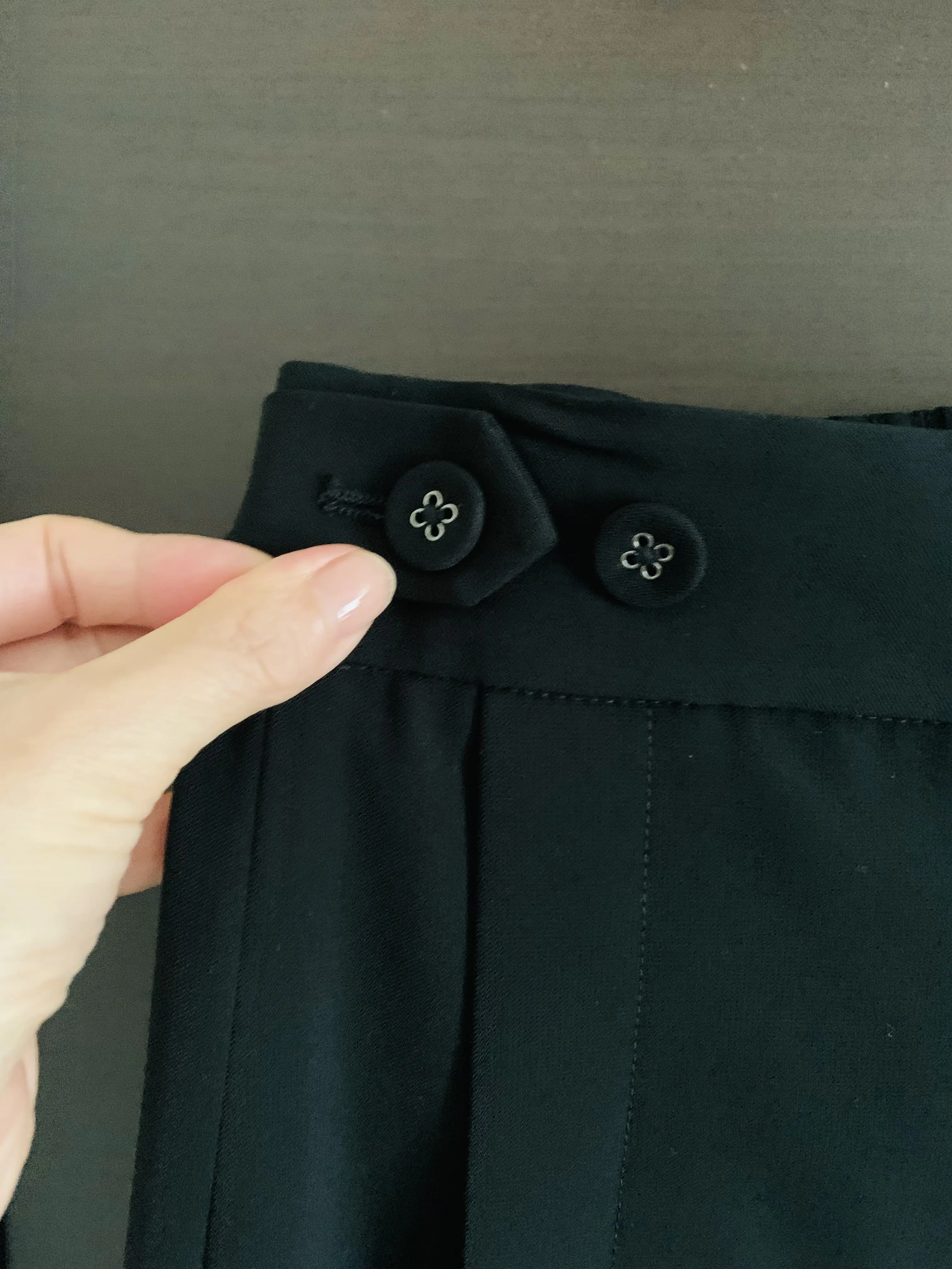 サイズを調節できる調整ボタンが付いた【E by エクラ】の「優美なセミワイドパンツ」