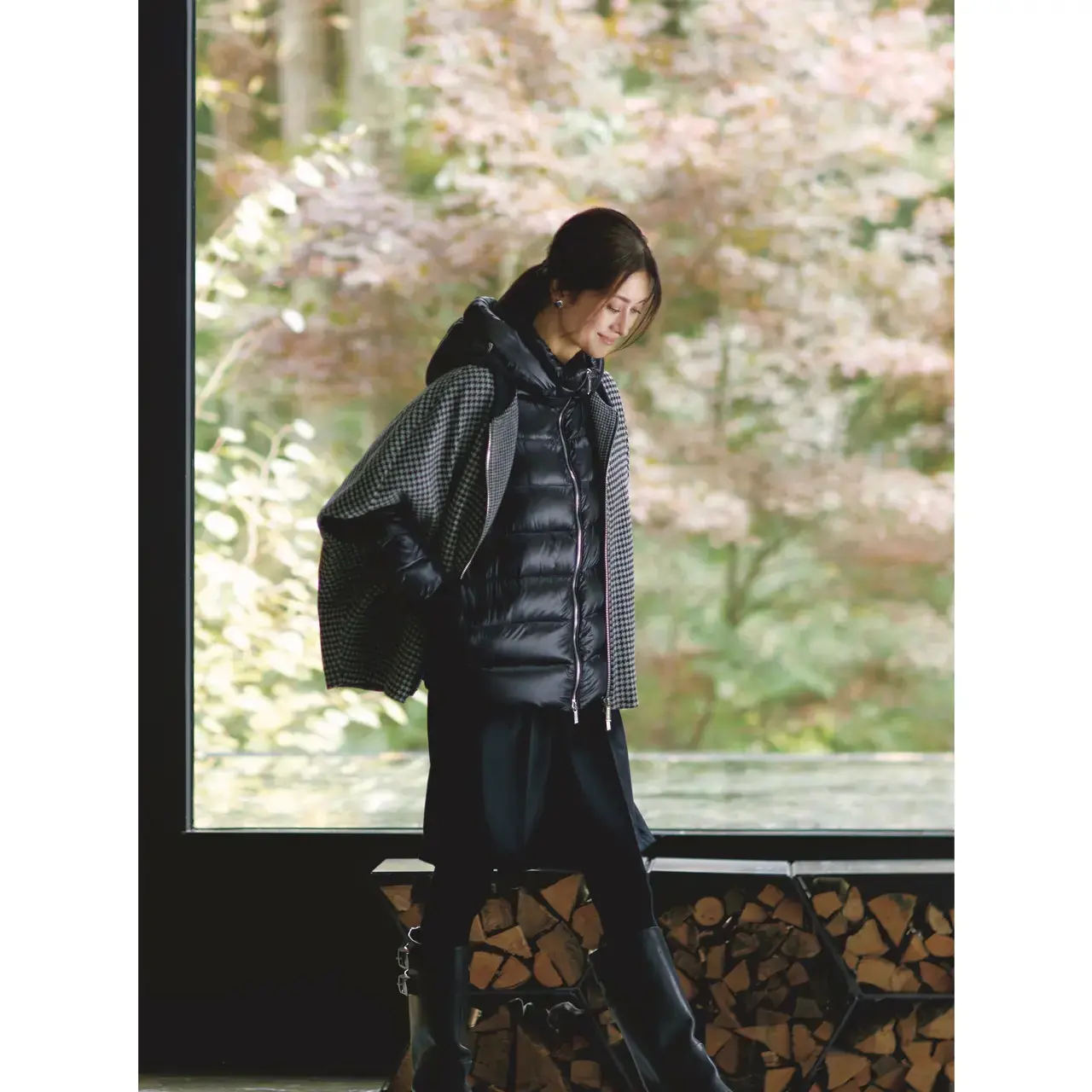 ハイブリッドなダウンジャケットで定番の黒コーデに洗練をもたらす。最低気温5℃