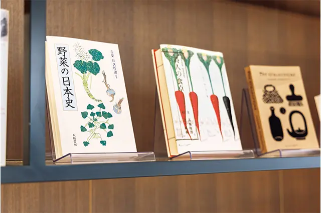 レセプションには、植 物や野菜に関する国内 外の書籍があり自由に 読める